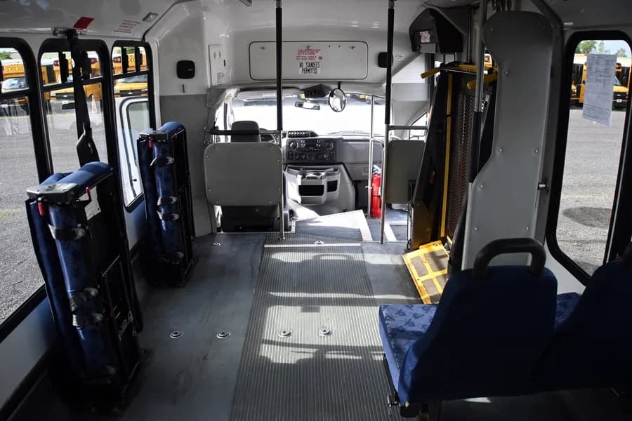 2011 Ford E450 Starcraft Shuttle Bus - Image 7