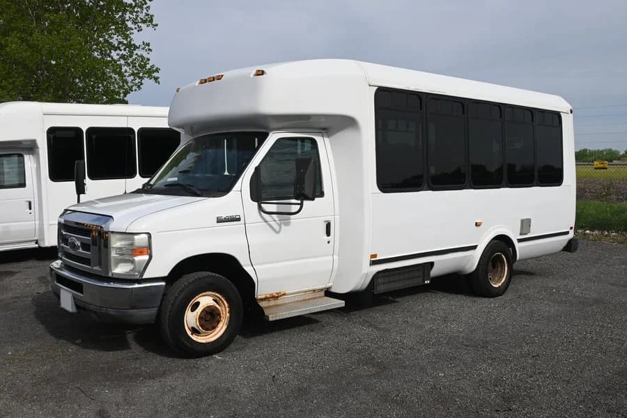 2011 Ford E450 Starcraft Shuttle Bus - Image 8