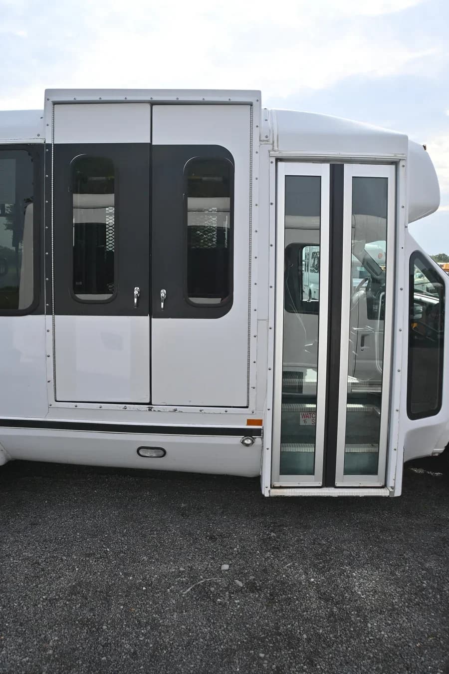 2011 Ford E450 Starcraft Shuttle Bus - Image 9