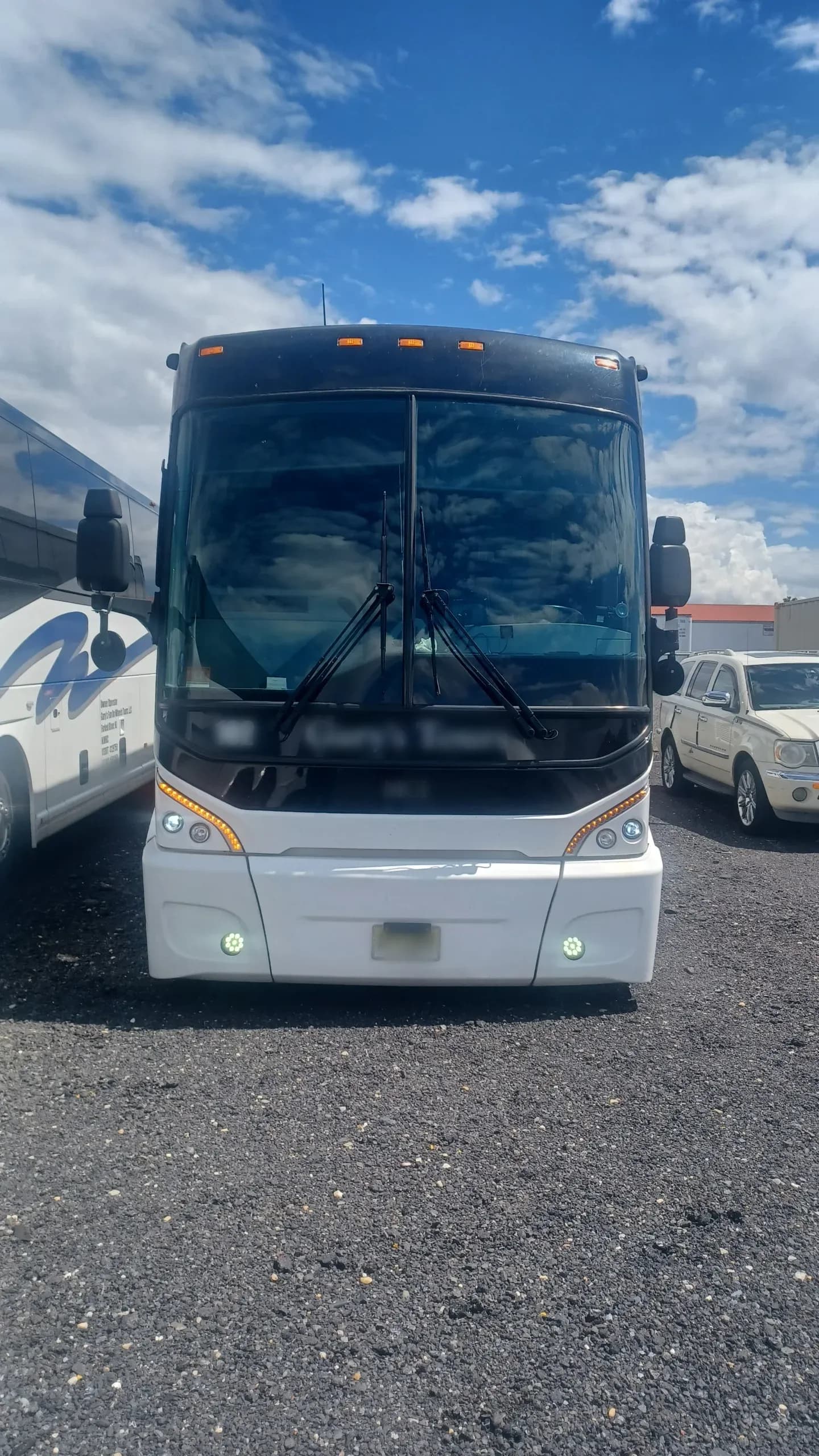 2016 MCI J4500 Mci - Image 1