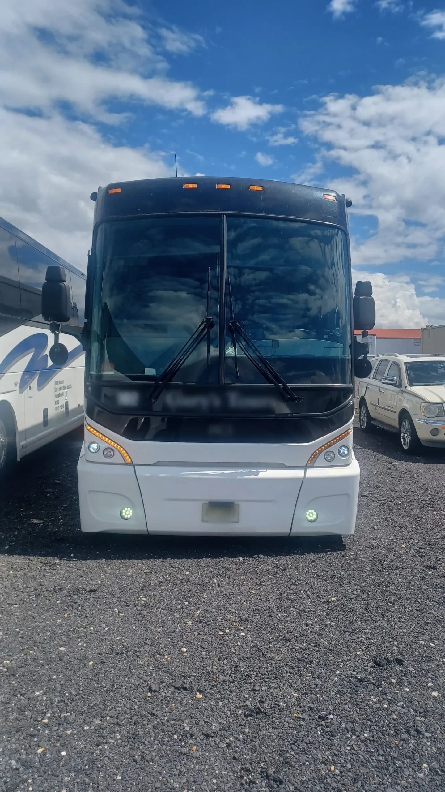 2016 Motor Coach Industries J4500 bus