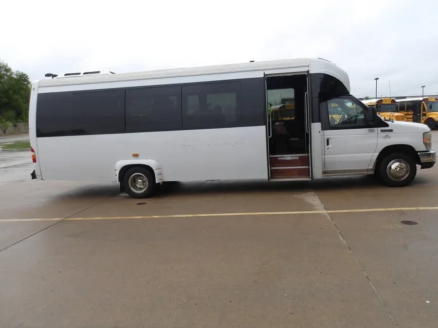 2015 Ford E450 Shuttle Bus - Image 4