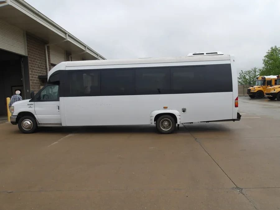 2015 Ford E450 Shuttle Bus - Image 3