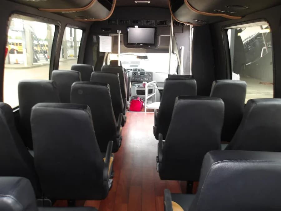 2015 Ford E450 Shuttle Bus - Image 7