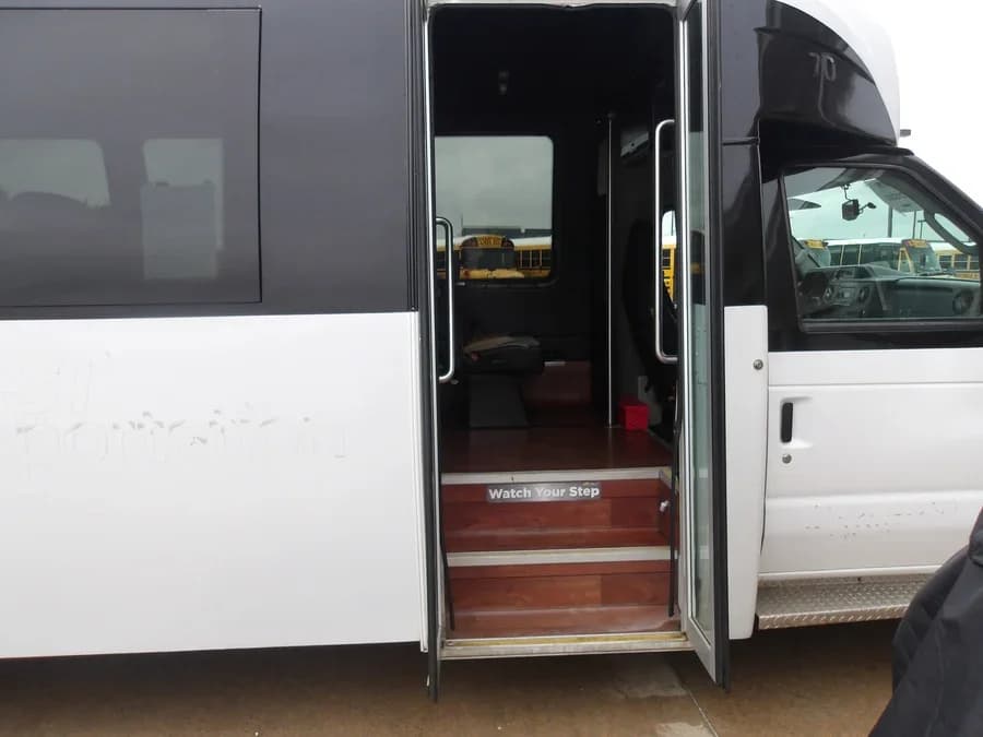 2015 Ford E450 Shuttle Bus - Image 2