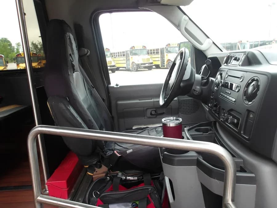 2015 Ford E450 Shuttle Bus - Image 8