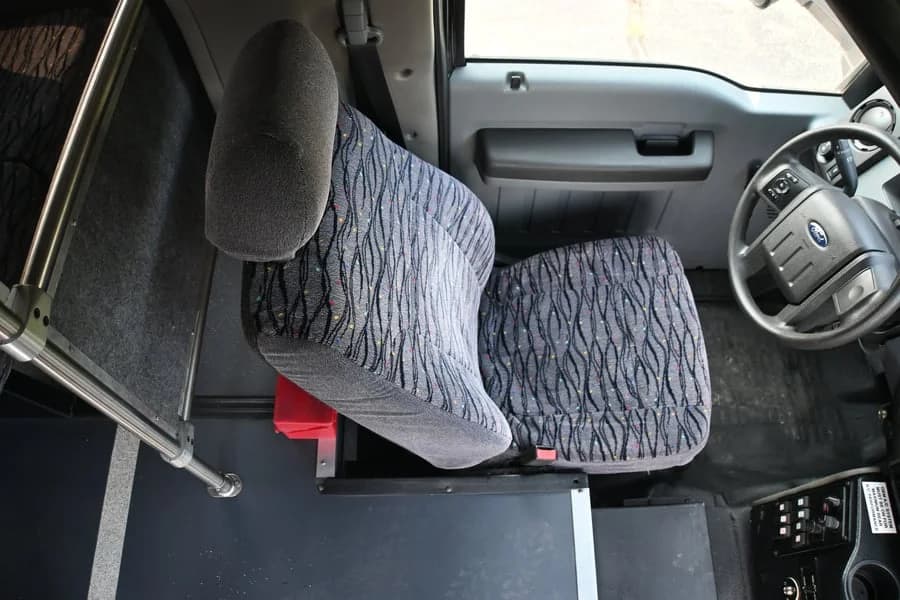 2015 Ford F550 Shuttle Bus - Image 10