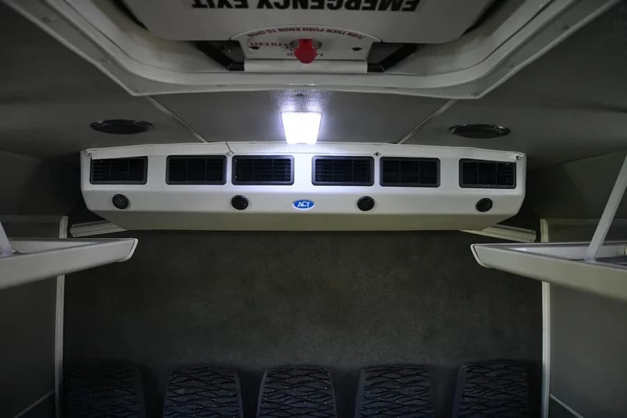 2015 Ford F550 Shuttle Bus - Image 11