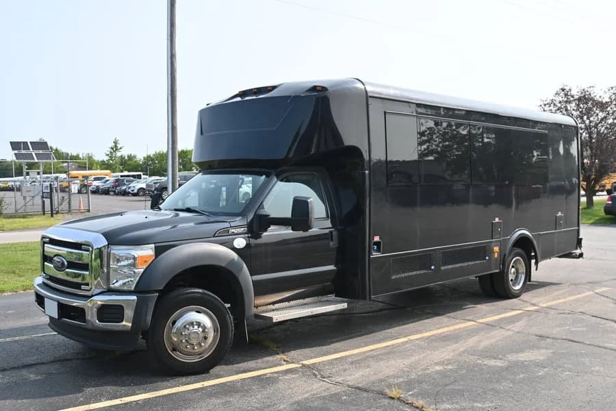 2015 Ford F550 Shuttle Bus - Image 2