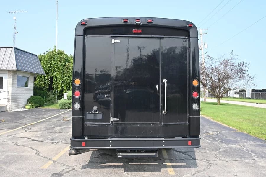 2015 Ford F550 Shuttle Bus - Image 3