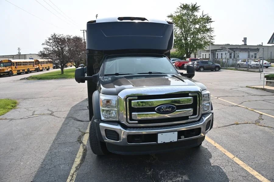 2015 Ford F550 Shuttle Bus - Image 4