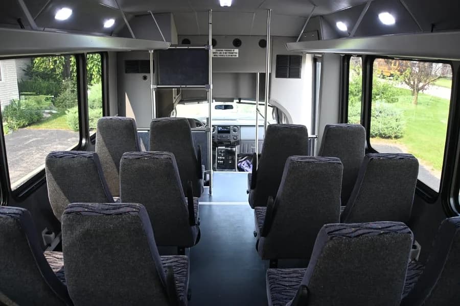 2015 Ford F550 Shuttle Bus - Image 6