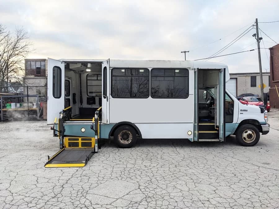 2016 Ford E350 Shuttle Bus - Image 2