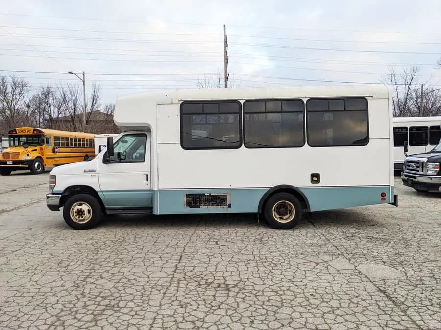 2016 Ford E350 Shuttle Bus - Image 5