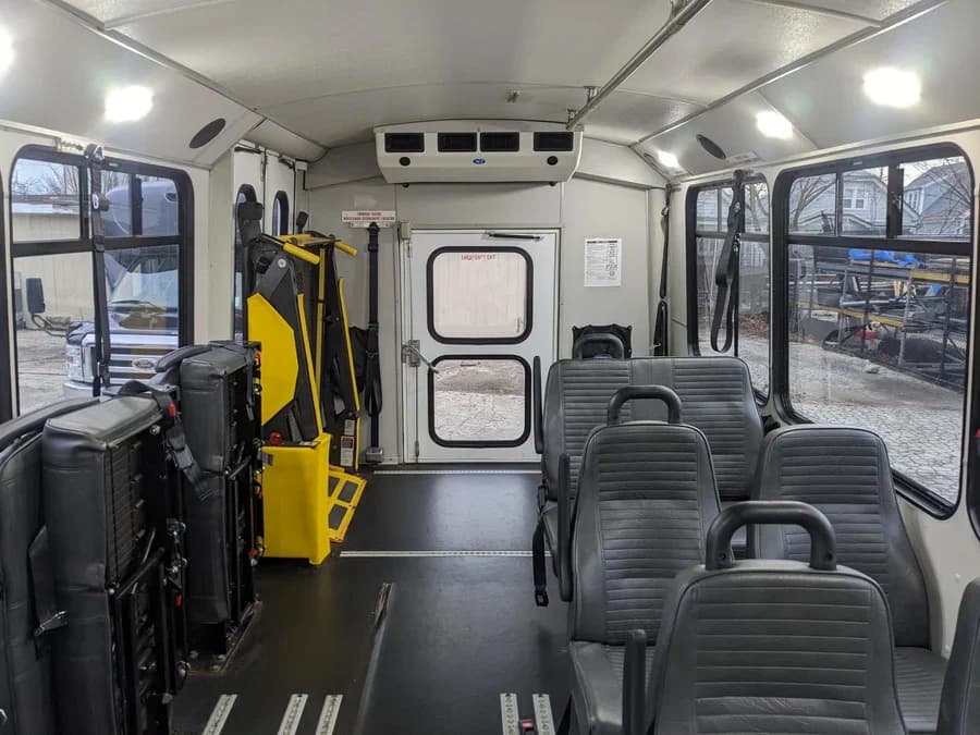 2016 Ford E350 Shuttle Bus - Image 6