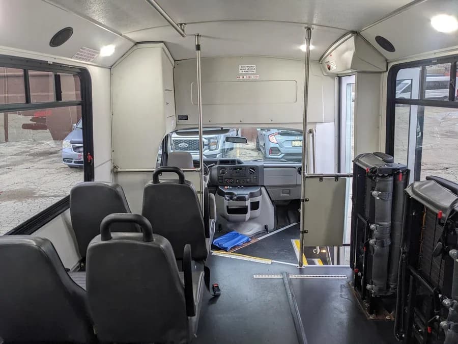 2016 Ford E350 Shuttle Bus - Image 7