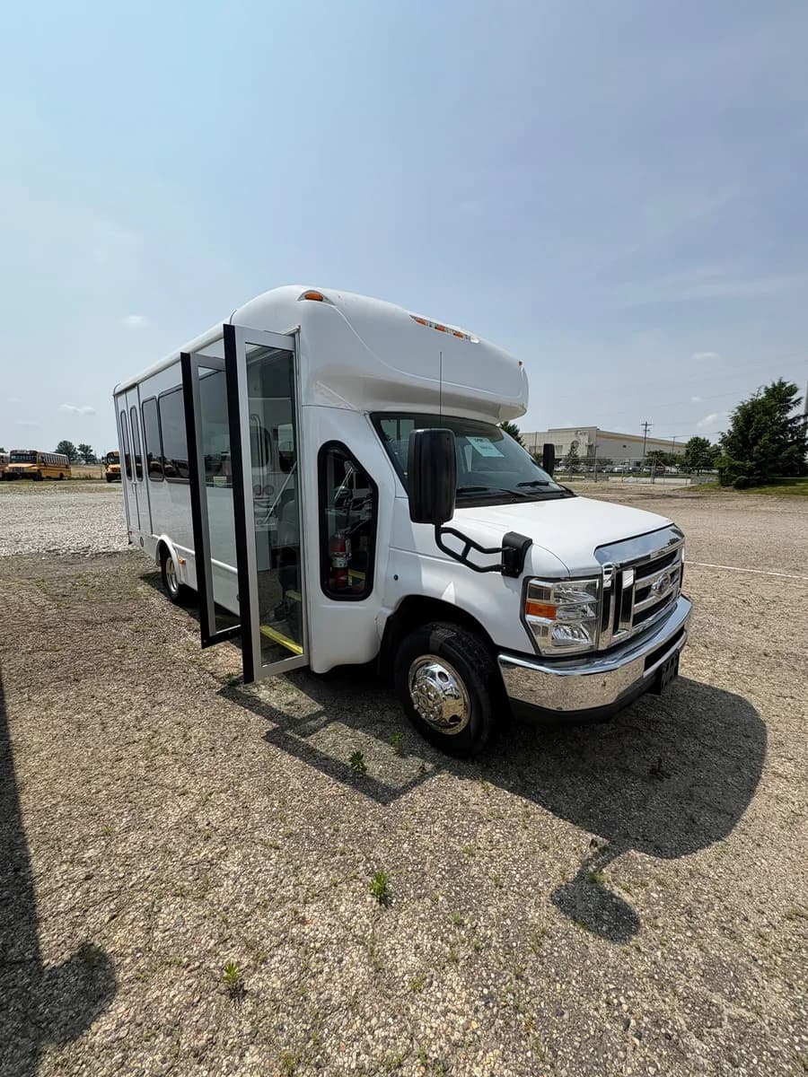 2017 Ford E350 Starcraft Shuttle Bus - Image 1