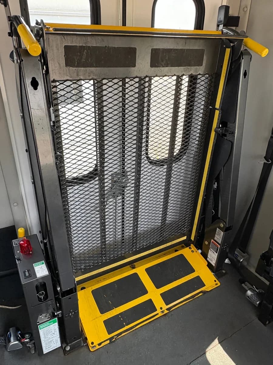 2017 Ford E350 Starcraft Shuttle Bus - Image 11