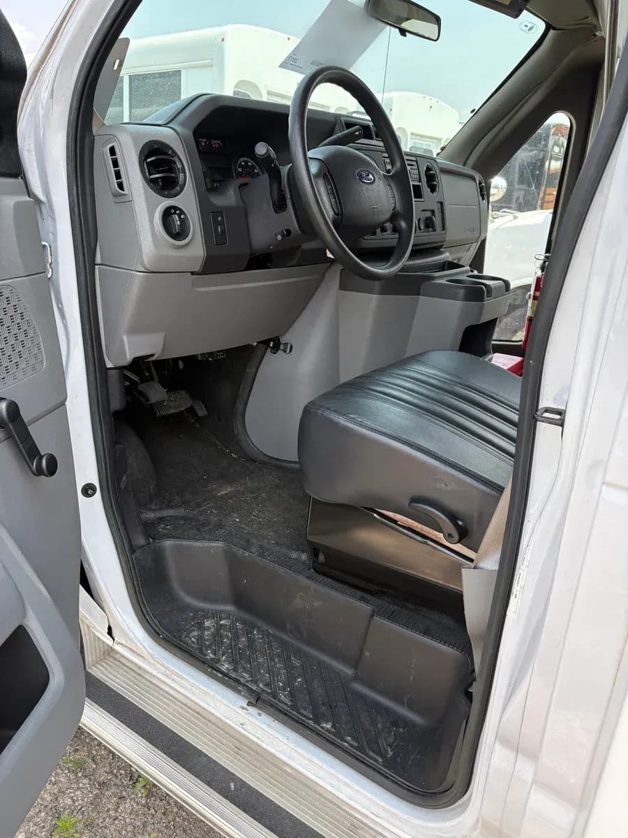 2017 Ford E350 Starcraft Shuttle Bus - Image 13
