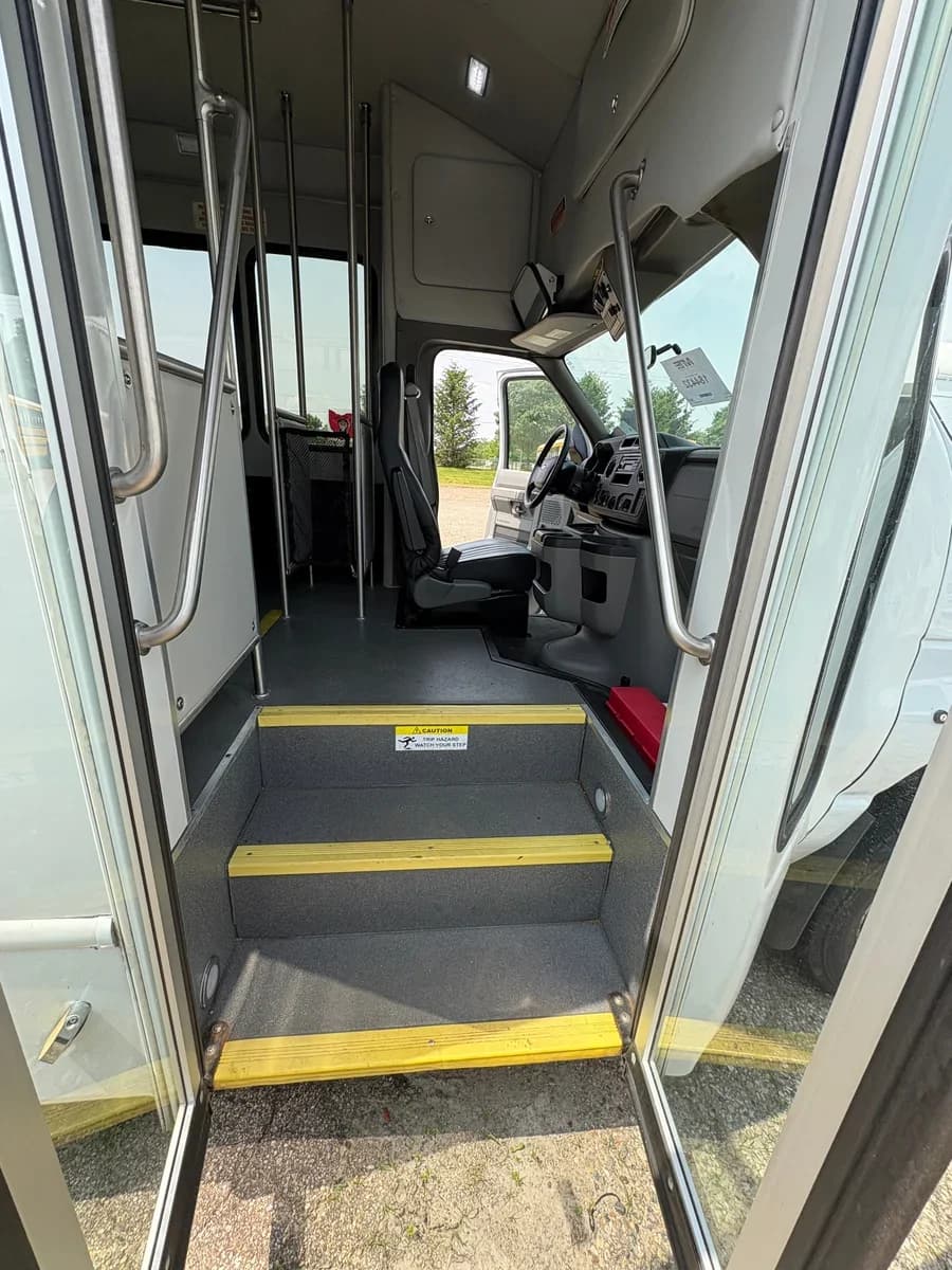 2017 Ford E350 Starcraft Shuttle Bus - Image 17
