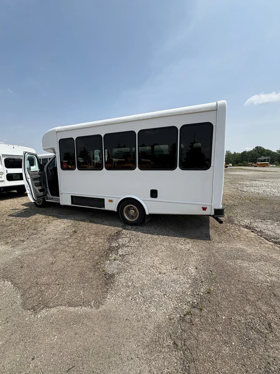 2017 Ford E350 Starcraft Shuttle Bus - Image 3