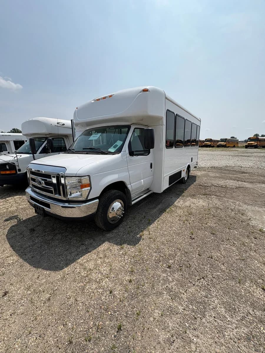 2017 Ford E350 Starcraft Shuttle Bus - Image 4