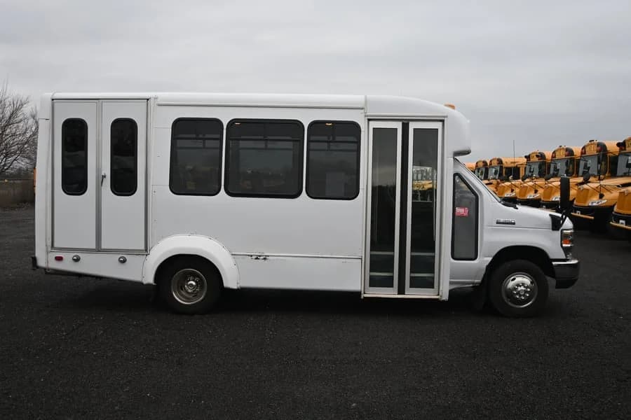 2017 Ford E450 Elkhart Shuttle Bus - Image 2