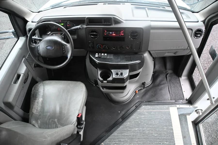 2017 Ford E450 Elkhart Shuttle Bus - Image 10