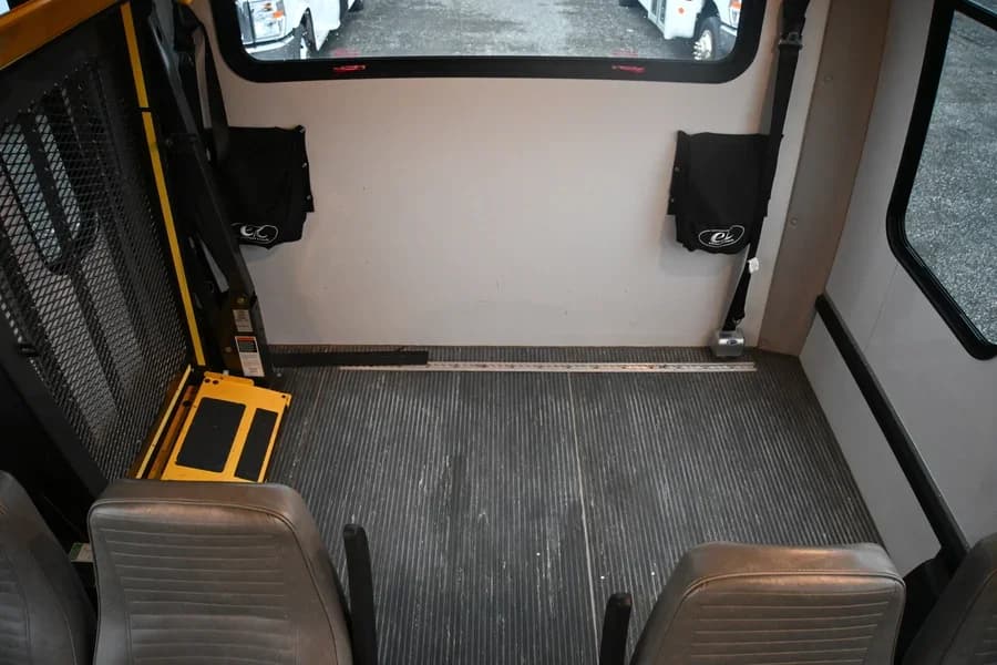 2017 Ford E450 Elkhart Shuttle Bus - Image 12