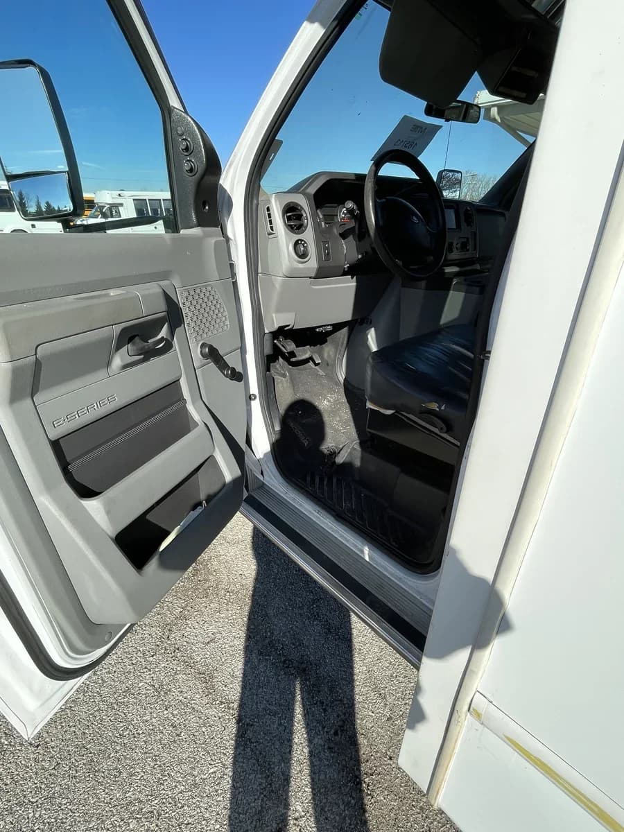 2017 Ford Starcraft Shuttle Bus - Image 15