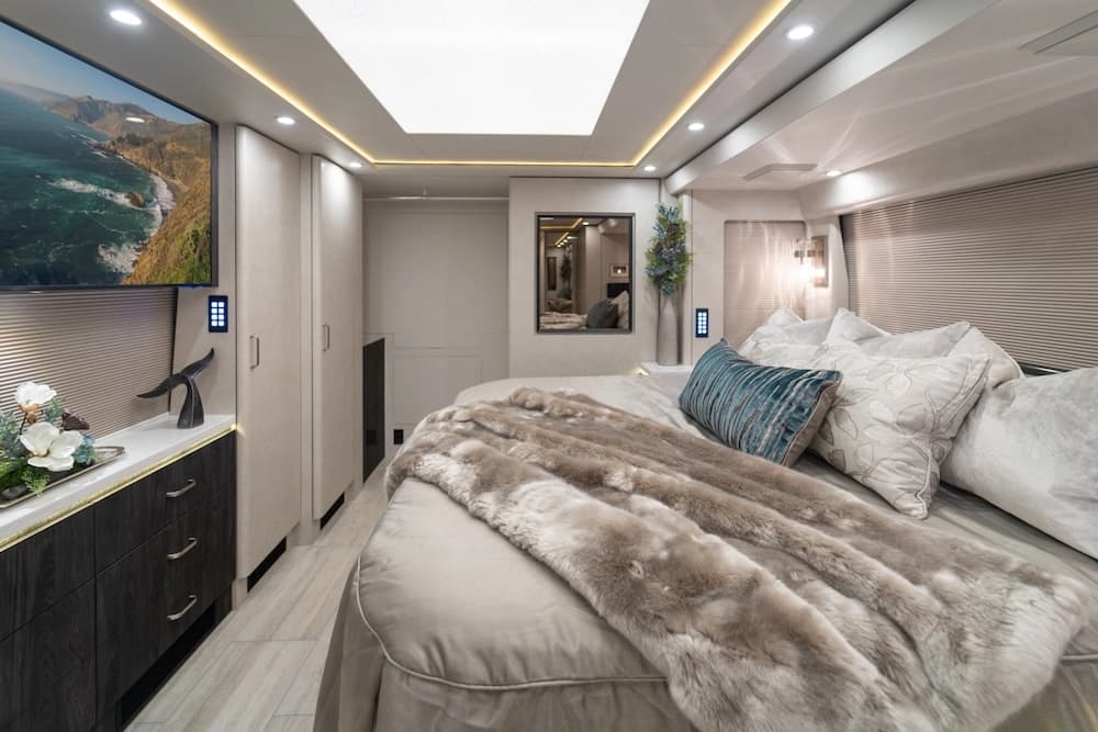 2025 Prevost Marathon H3-45 Motorcoach - Image 18