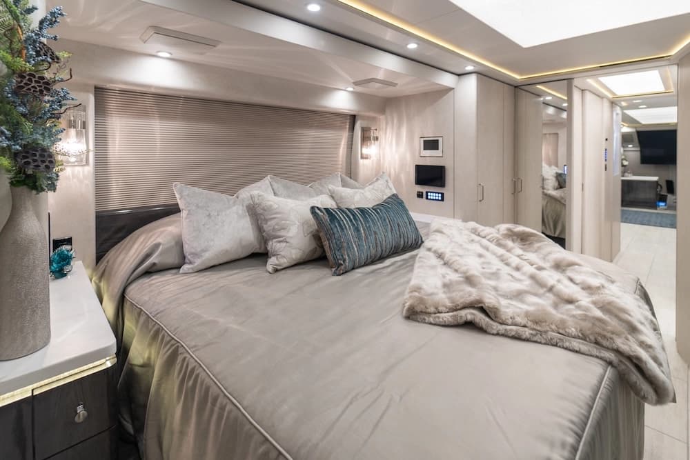 2025 Prevost Marathon H3-45 Motorcoach - Image 22