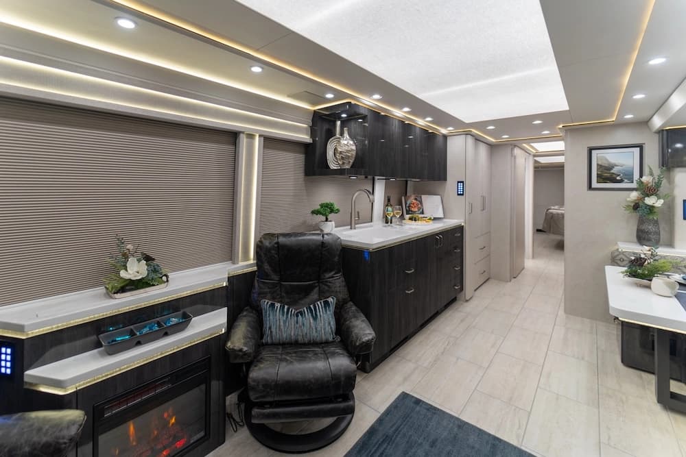 2025 Prevost Marathon H3-45 Motorcoach - Image 6