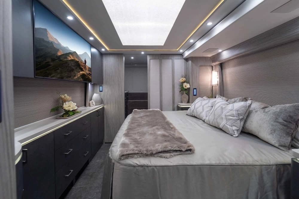 2025 Prevost Marathon X3 Motorcoach - Image 14