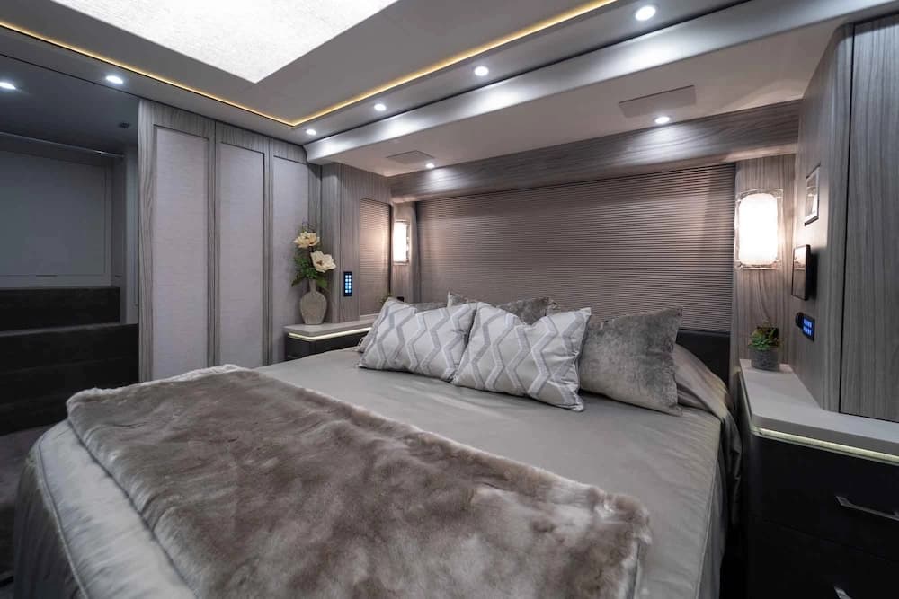 2025 Prevost Marathon X3 Motorcoach - Image 16