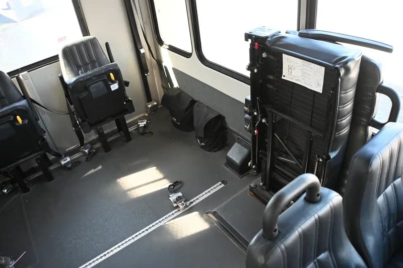 2021 Ford E350 StarCraft ADA Shuttle Bus - Image 11