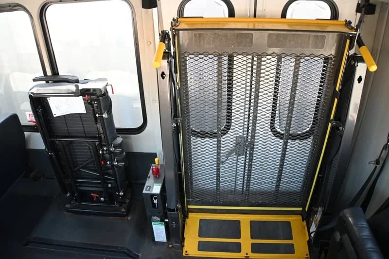 2021 Ford E350 StarCraft ADA Shuttle Bus - Image 12