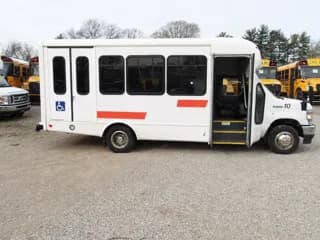 2022 Ford Starcraft bus