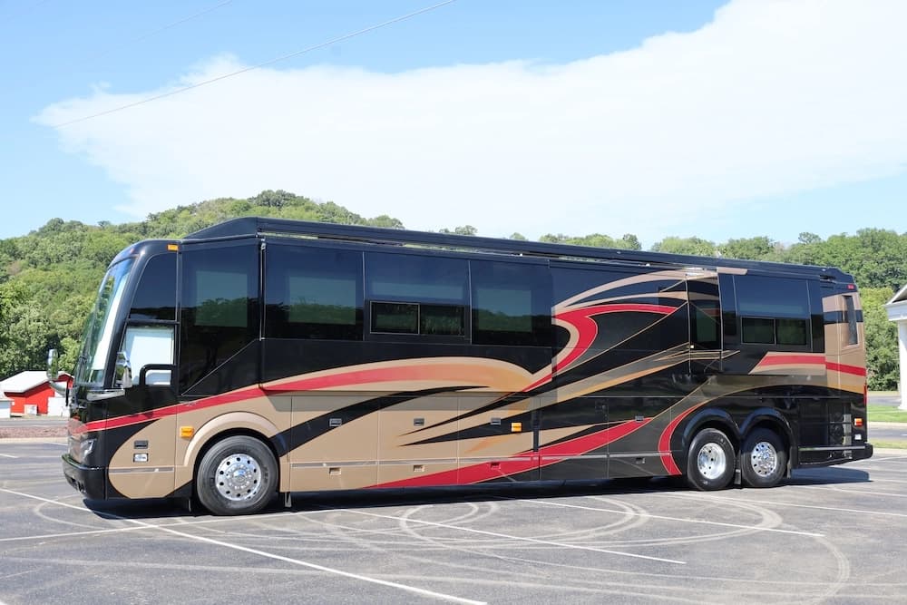 2025 Prevost H3-45 Nashville Coach Motorhome - Image 1