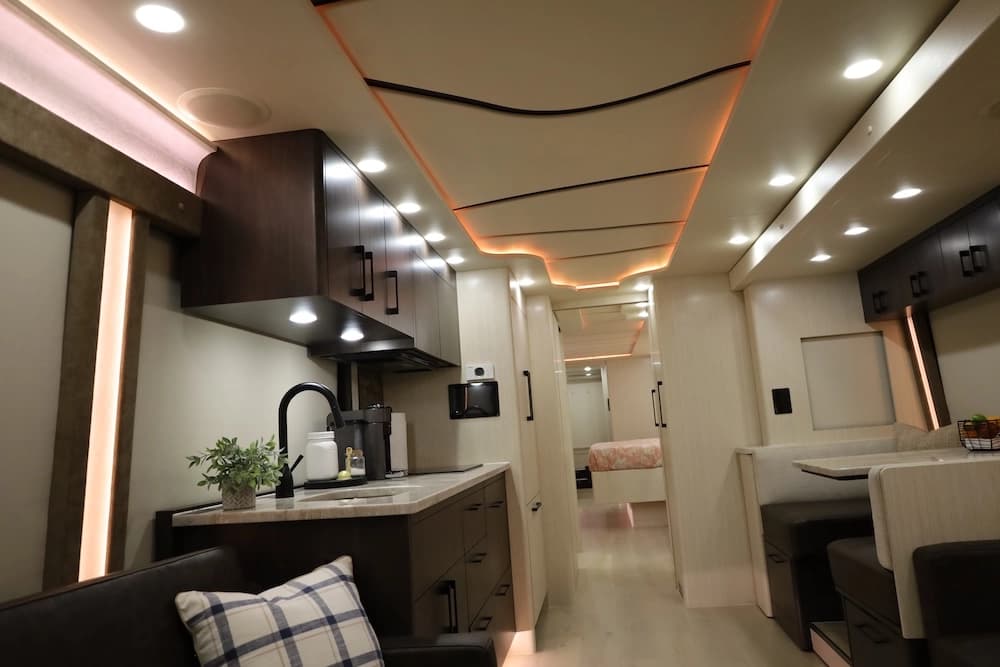 2025 Prevost H3-45 Nashville Coach Motorhome - Image 11