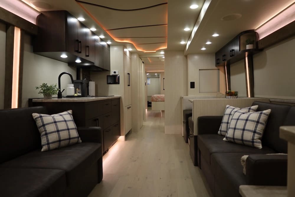 2025 Prevost H3-45 Nashville Coach Motorhome - Image 12