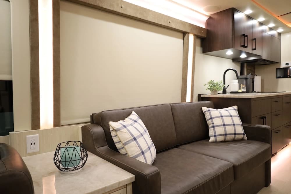 2025 Prevost H3-45 Nashville Coach Motorhome - Image 13