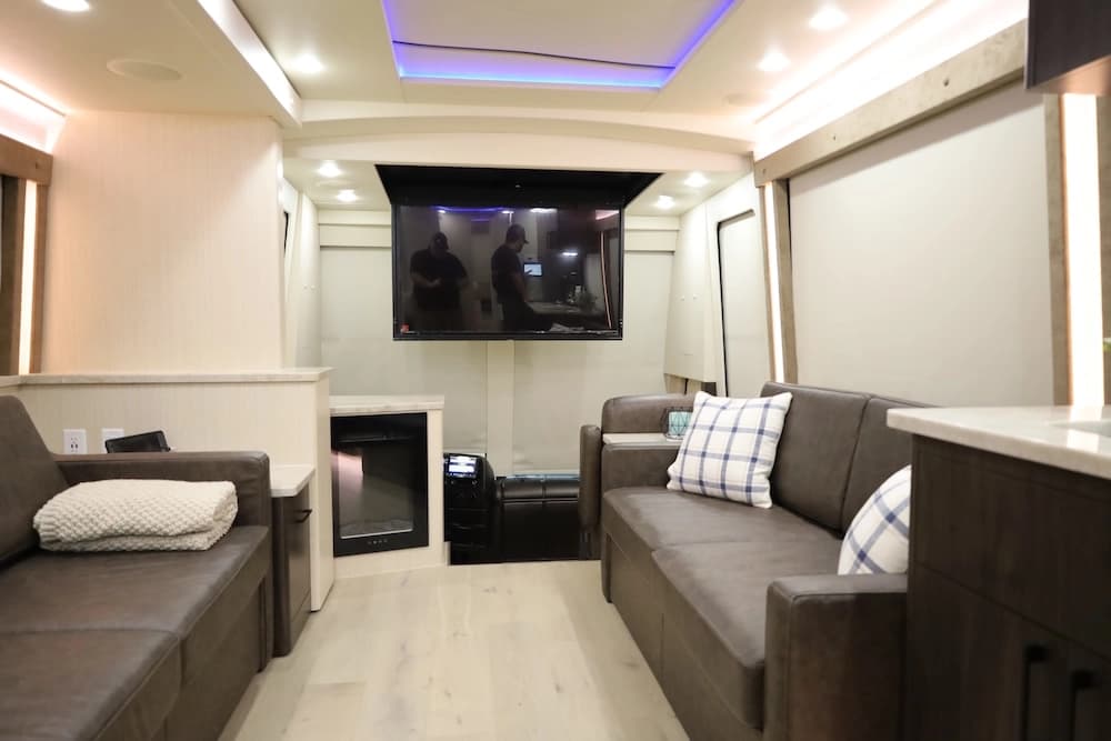 2025 Prevost H3-45 Nashville Coach Motorhome - Image 18
