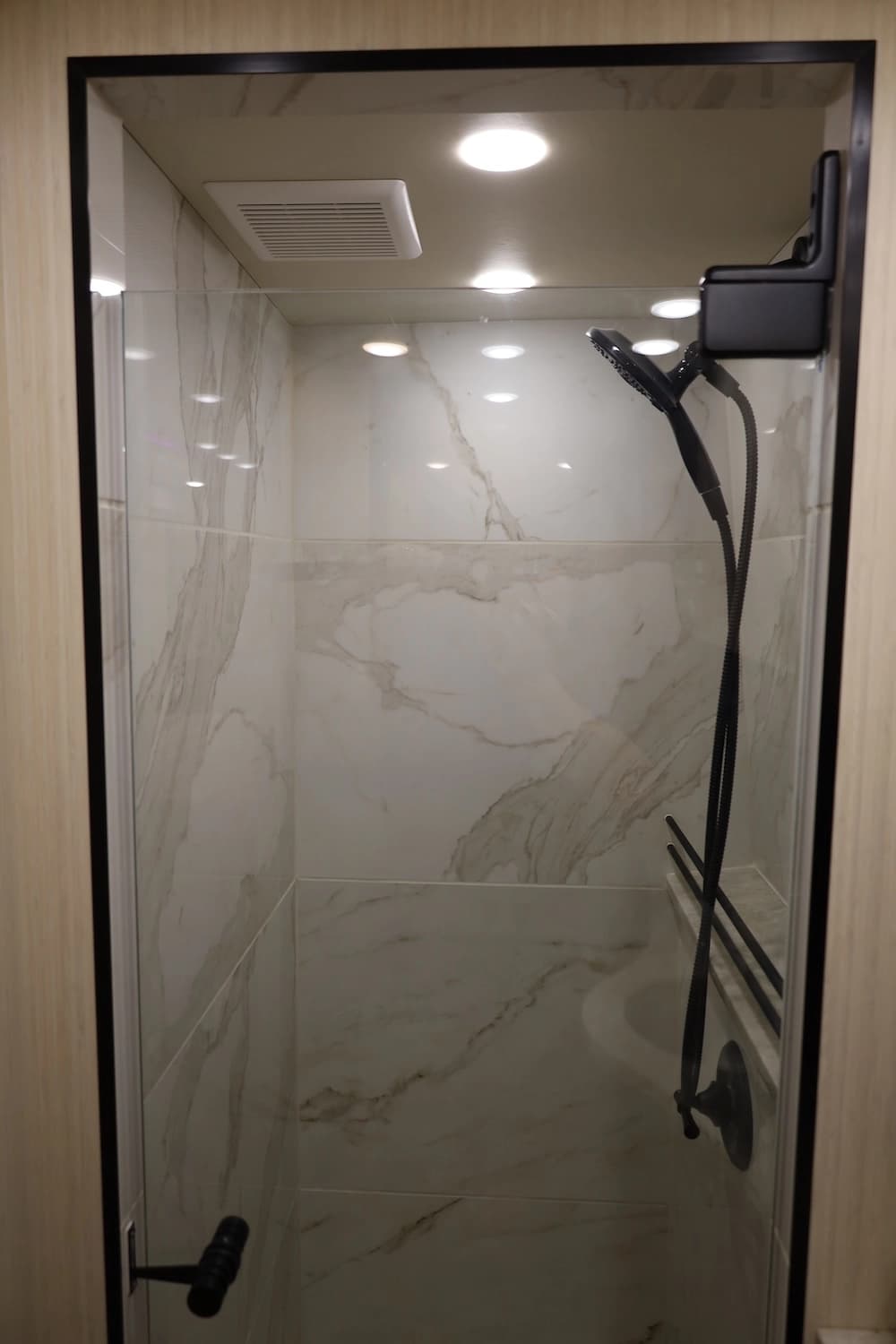 2025 Prevost H3-45 Nashville Coach Motorhome - Image 22