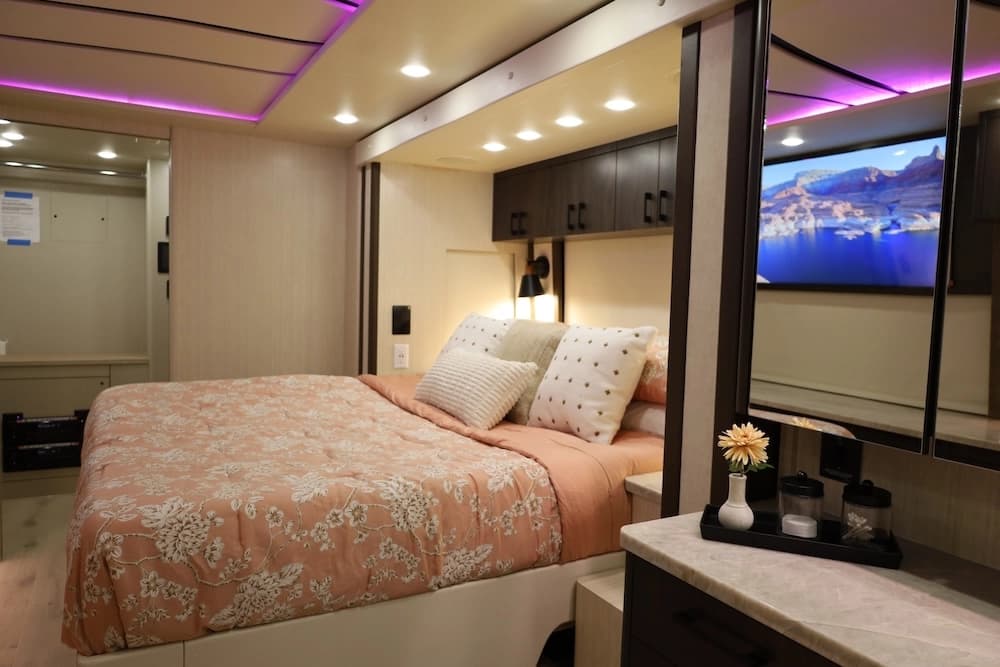 2025 Prevost H3-45 Nashville Coach Motorhome - Image 27