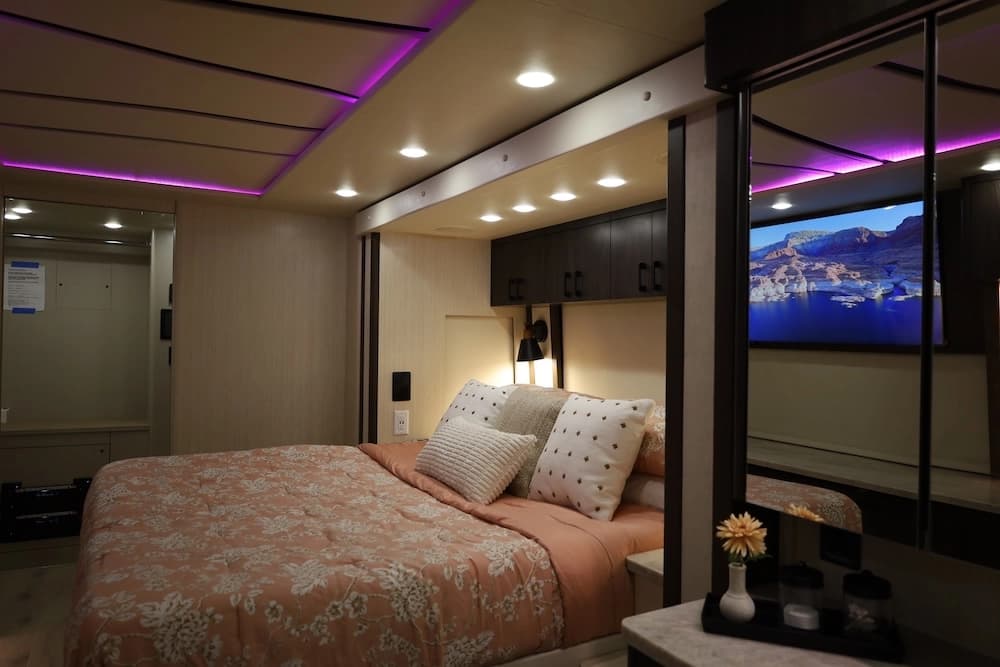 2025 Prevost H3-45 Nashville Coach Motorhome - Image 28