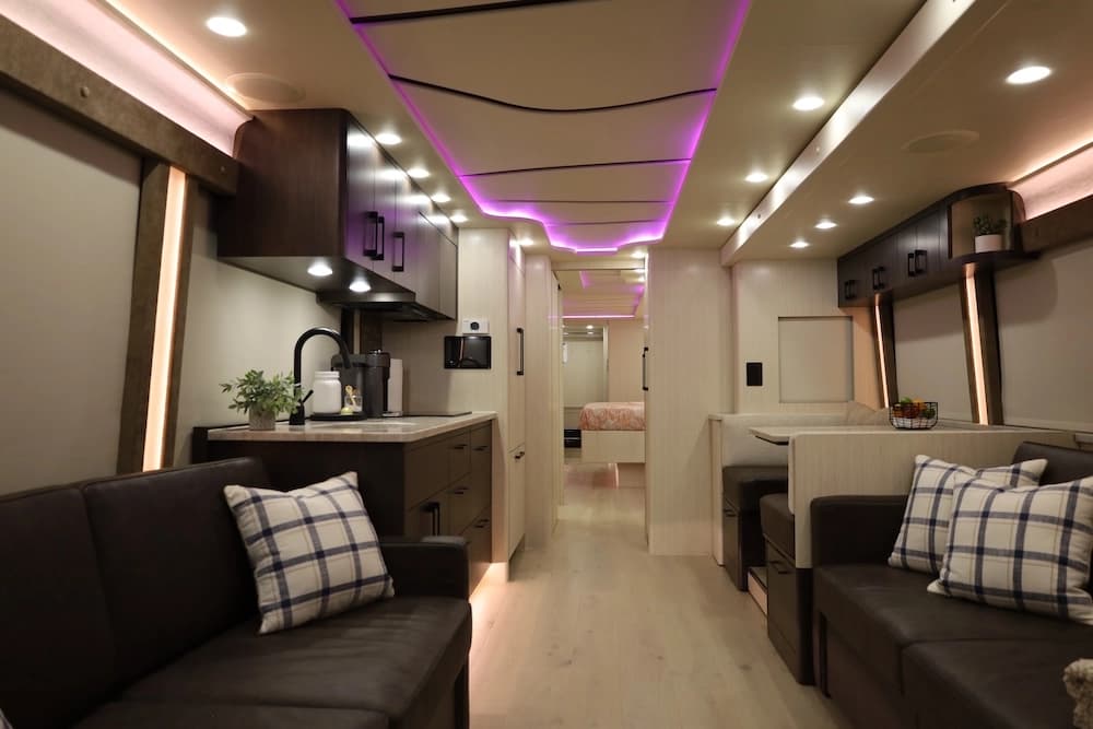2025 Prevost H3-45 Nashville Coach Motorhome - Image 32