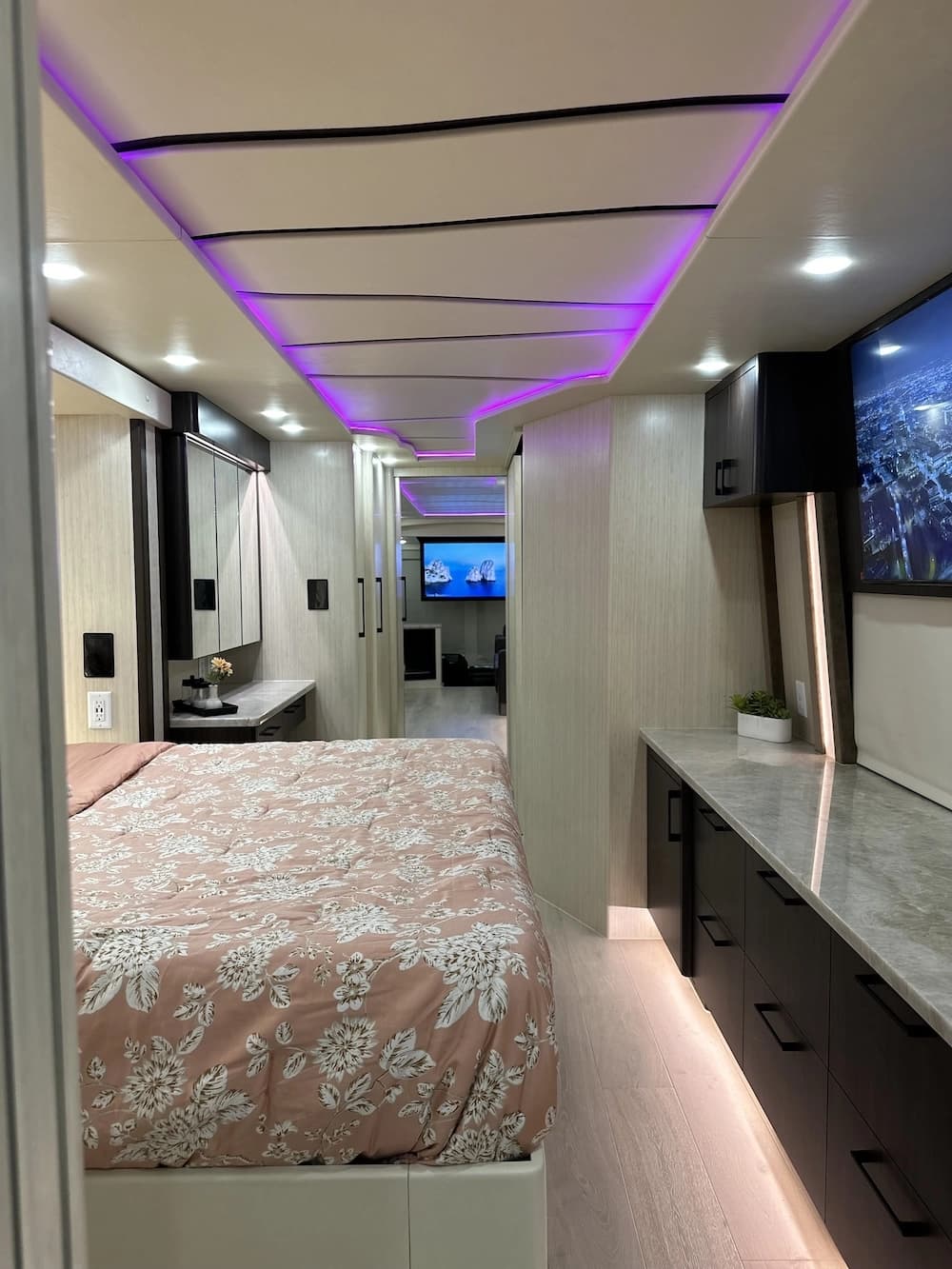2025 Prevost H3-45 Nashville Coach Motorhome - Image 40