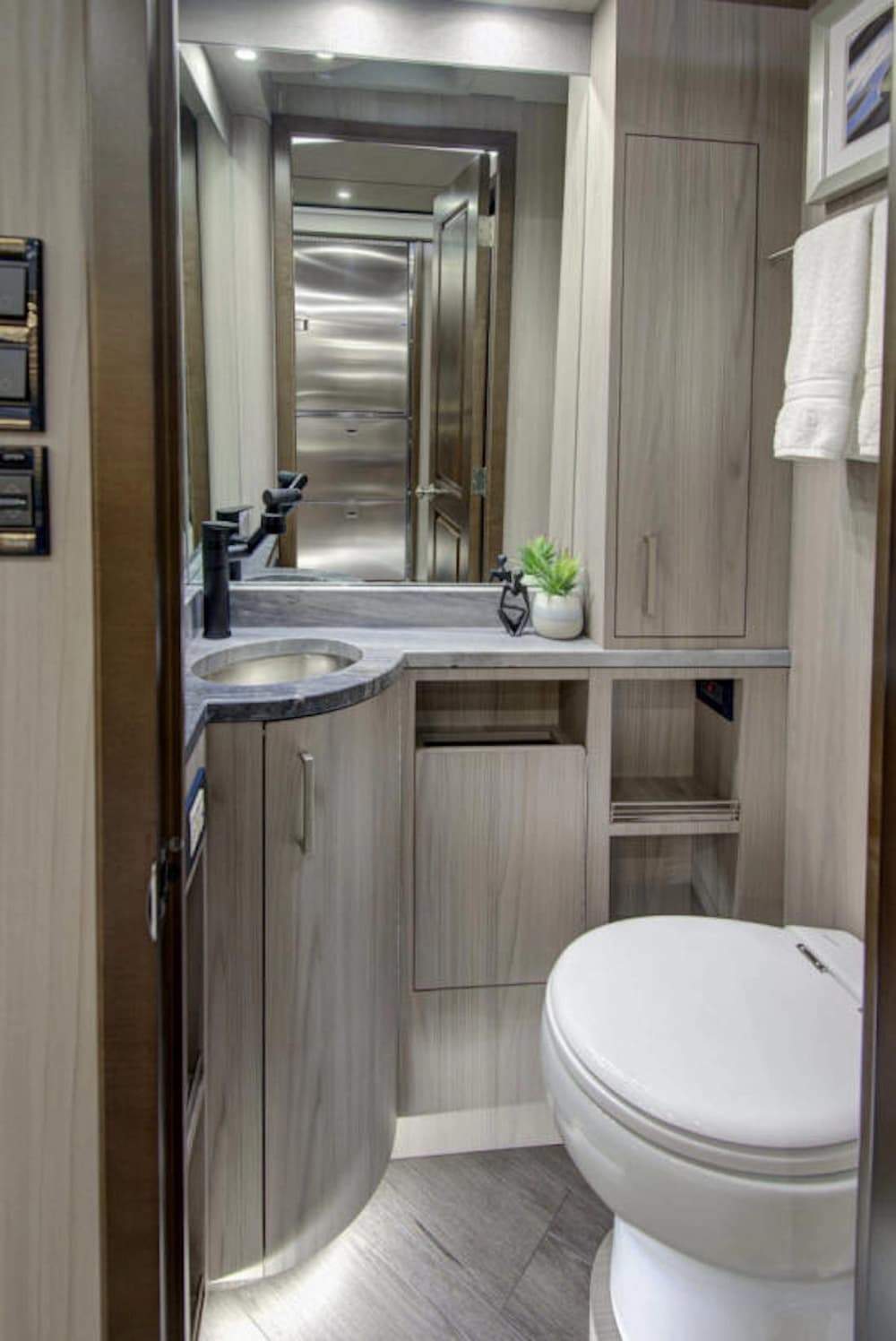 2025 Prevost Florida Coach Motorhome - Image 23
