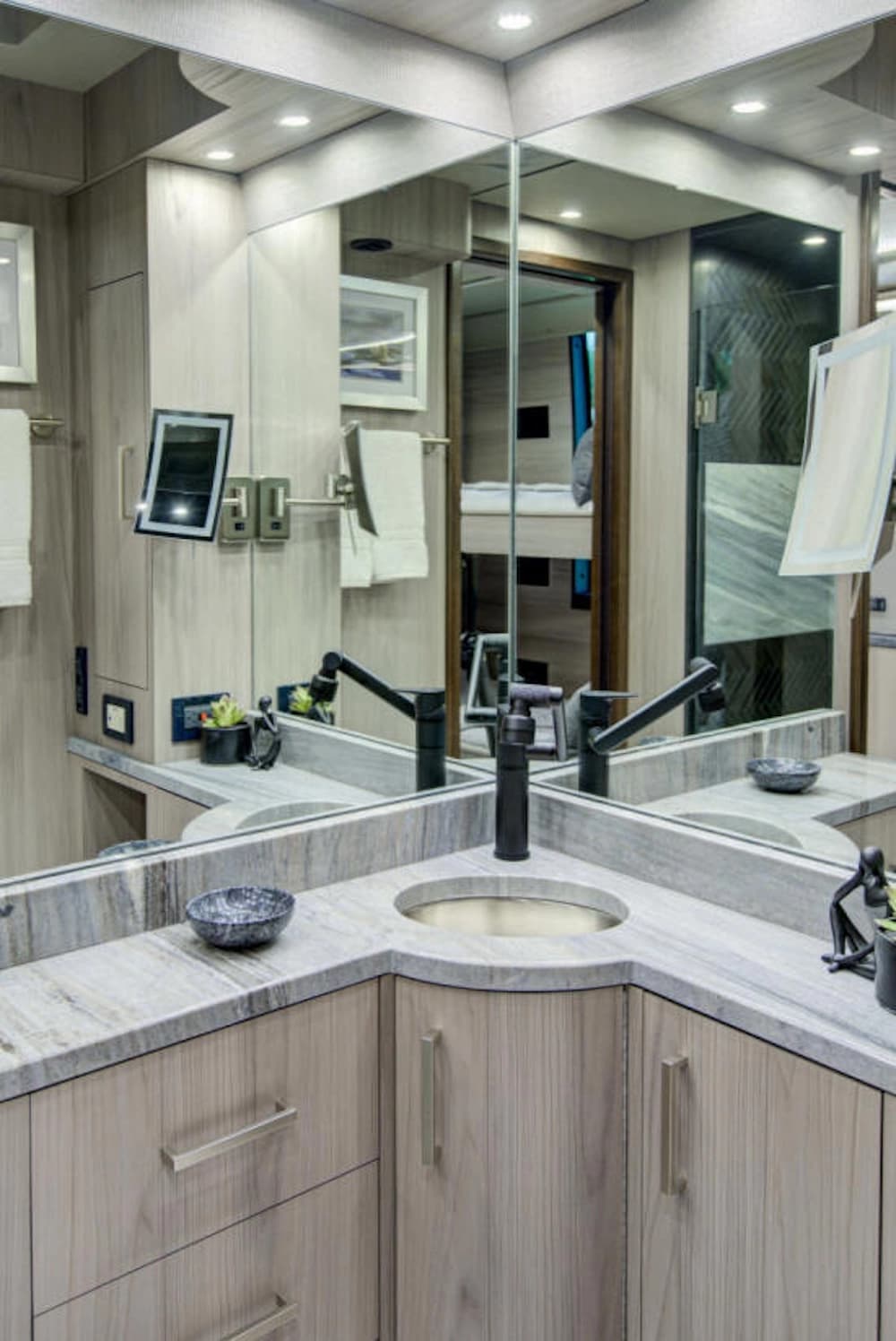2025 Prevost Florida Coach Motorhome - Image 28